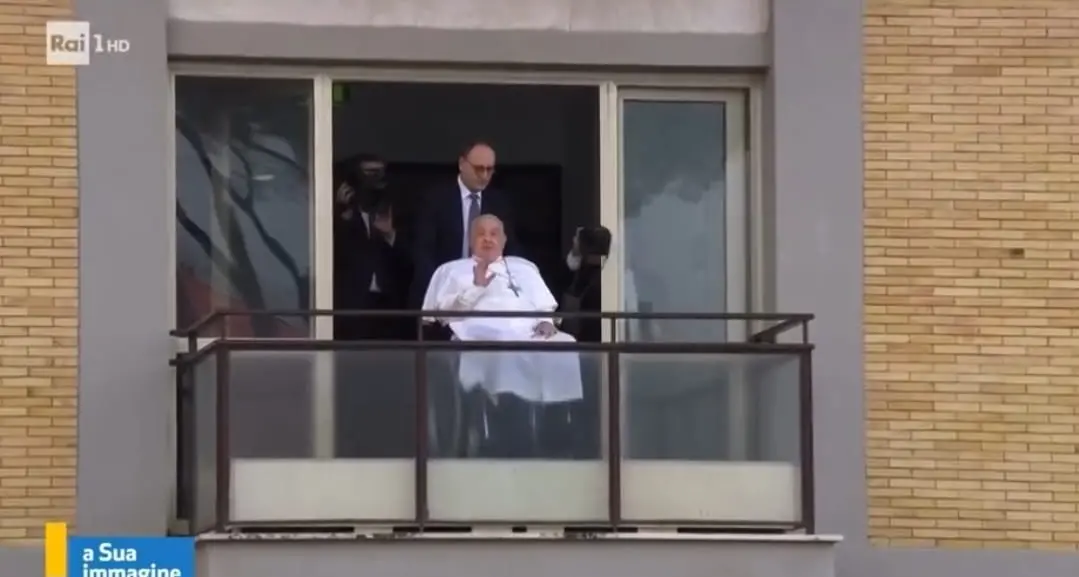 Papa Francesco si affaccia dal Gemelli dopo la malattia: \"Grazie per la vicinanza\"