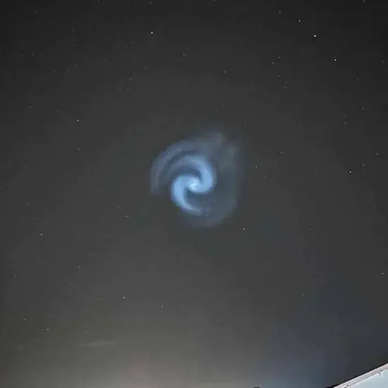Una spirale luminosa nel cielo della Sardegna: il mistero spiegato dagli esperti