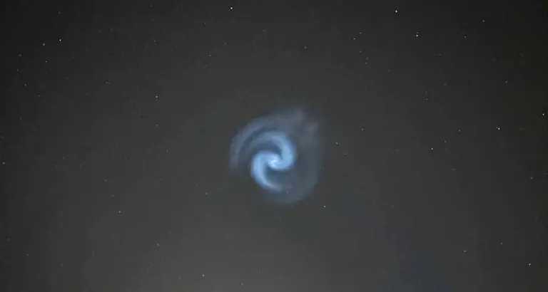 Una spirale luminosa nel cielo della Sardegna: il mistero spiegato dagli esperti
