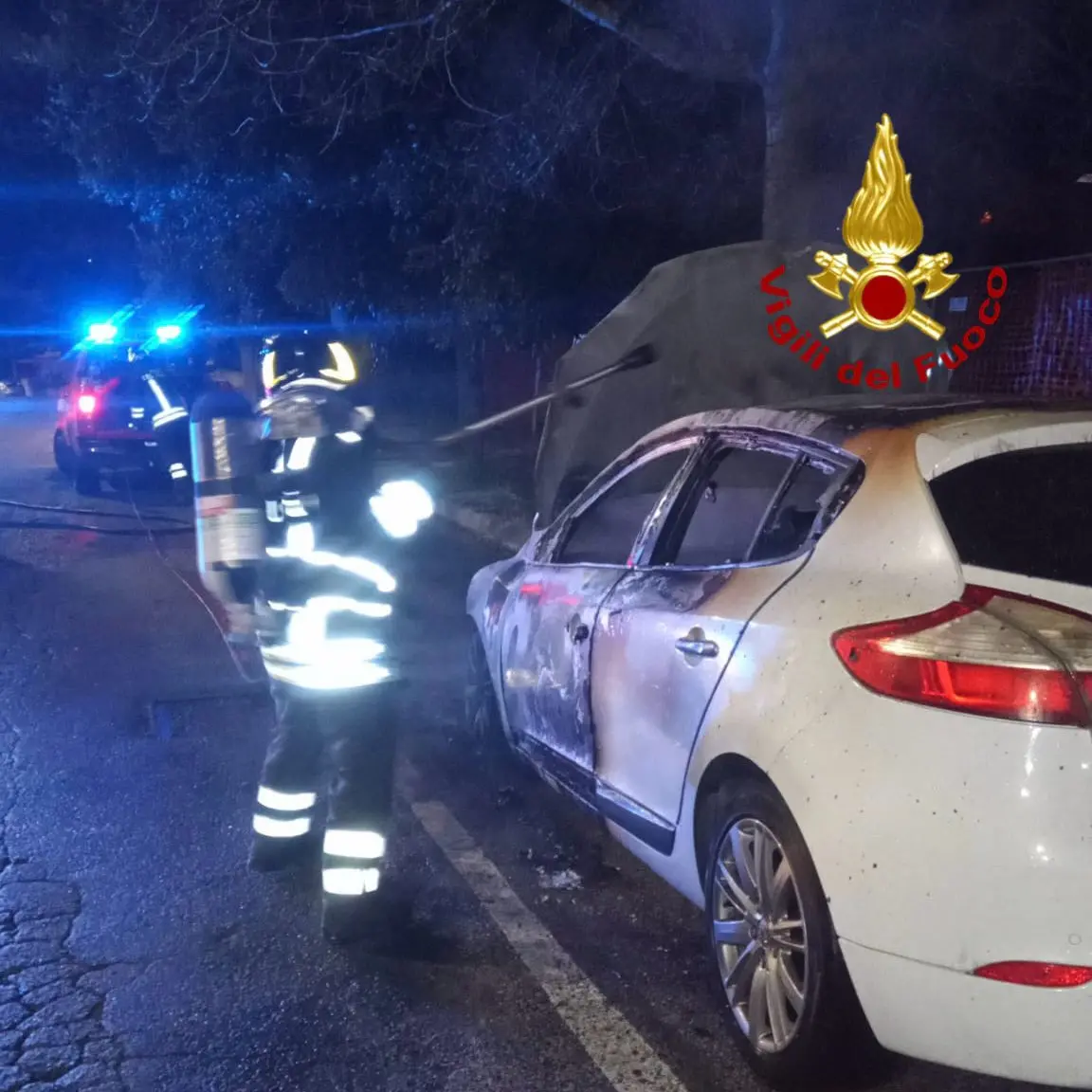 Auto devastata da un incendio a Nuoro, si sospetta un atto doloso