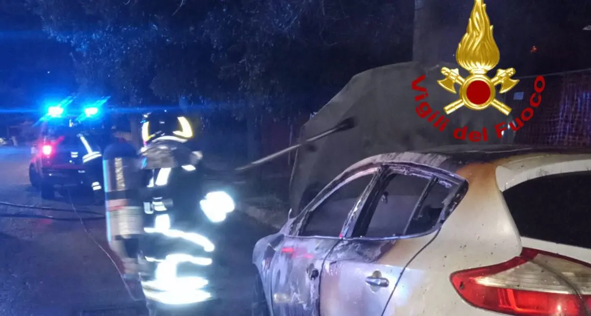 Auto devastata da un incendio a Nuoro, si sospetta un atto doloso
