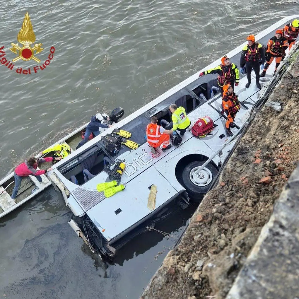 Bus turistico precipita dal ponte a Torino e finisce nel Po: morto l’autista