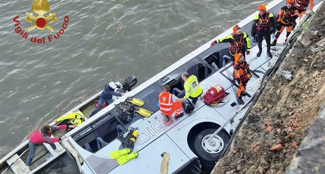 Bus turistico precipita dal ponte a Torino e finisce nel Po: morto l’autista