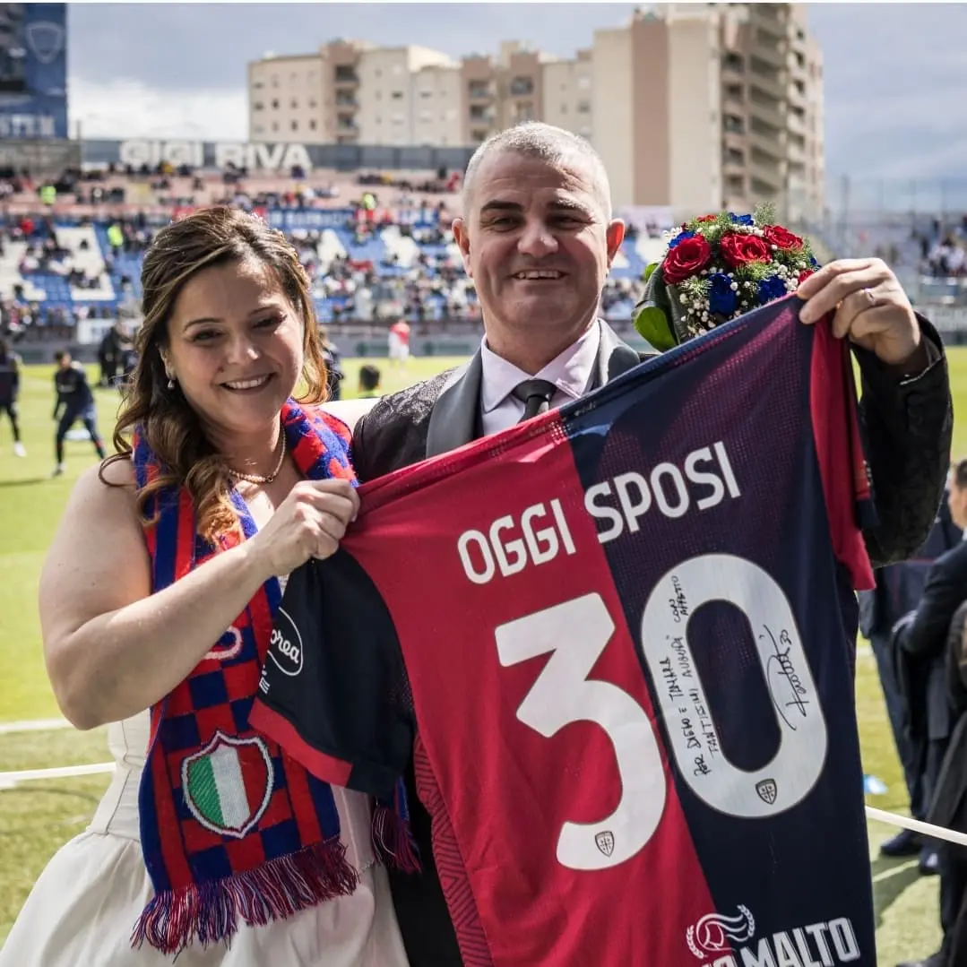 Allo stadio nel giorno del matrimonio: Tamara e Diego sposi all’Unipol Domus