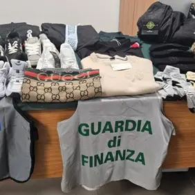 Scoperti capi contraffatti all'aeroporto di Alghero: sanzioni fino a 7.000 euro