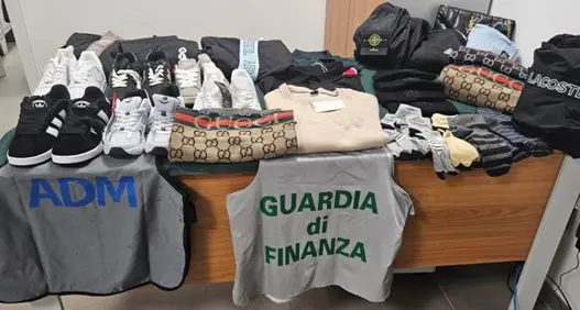 Scoperti capi contraffatti all'aeroporto di Alghero: sanzioni fino a 7.000 euro