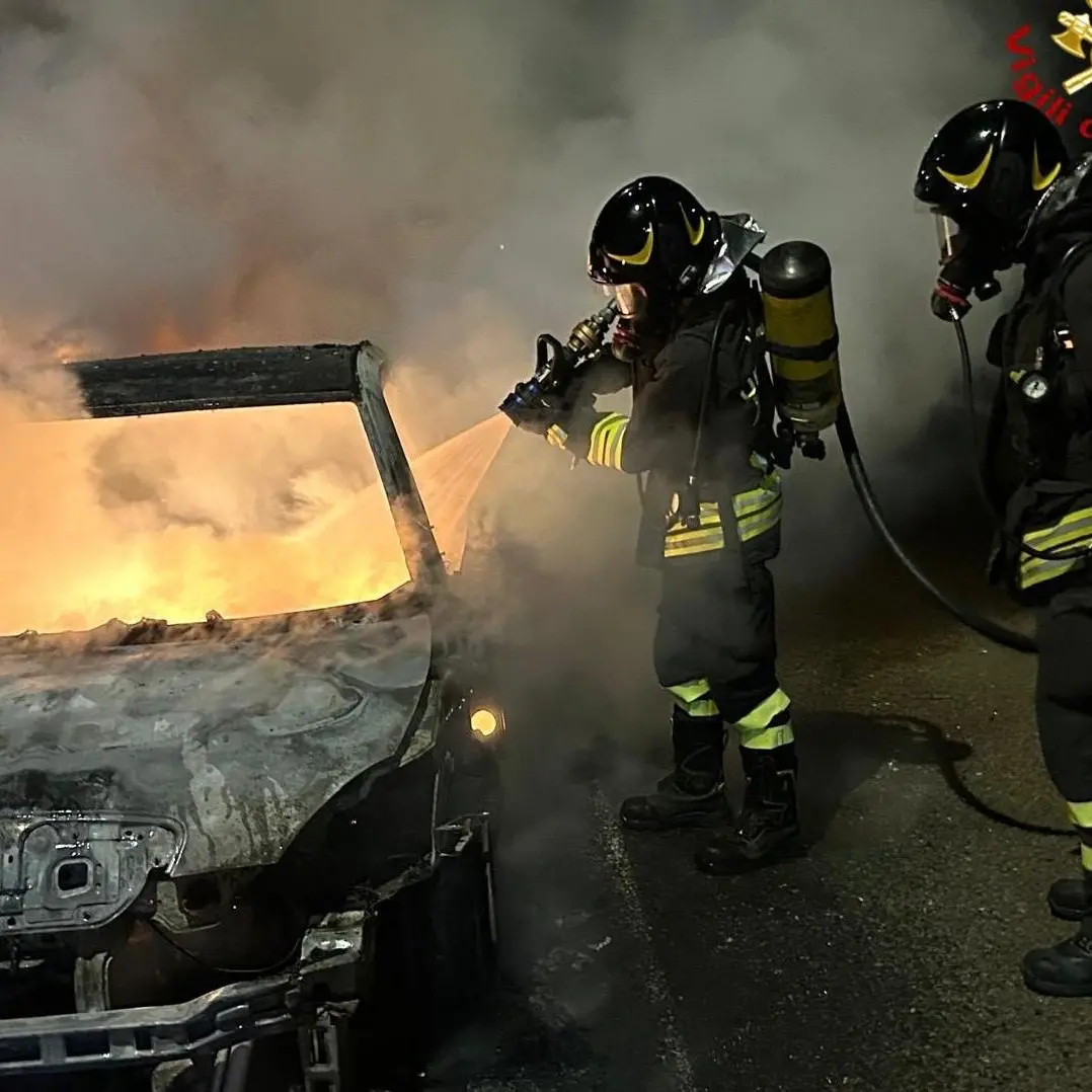 Incendio notturno a Olbia: distrutte sei auto aziendali