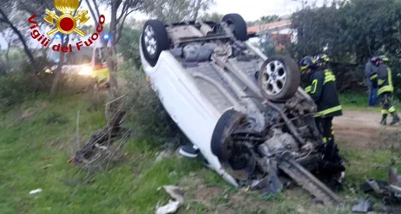 Si ribalta in auto dopo aver abbattuto un albero: spavento per un conducente a San Teodoro