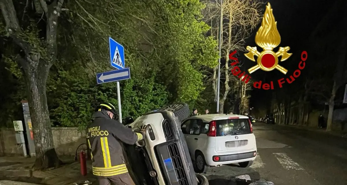 Violento scontro tra due auto a Nuoro: una si ribalta e conducenti in ospedale