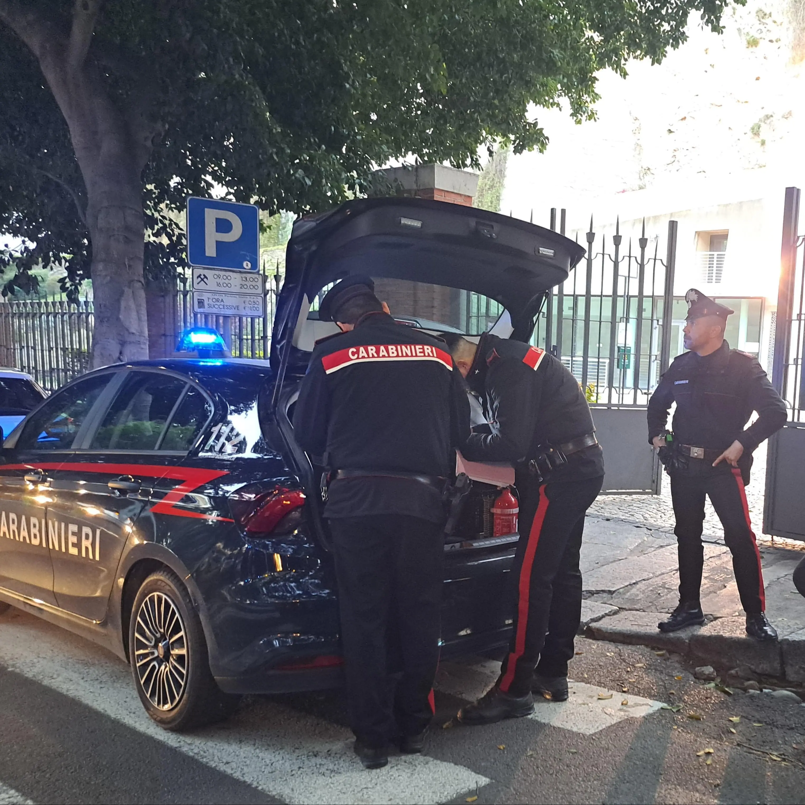 Cagliari. Pretende soldi dalla madre e colpisce un carabiniere con un calcio: arrestato
