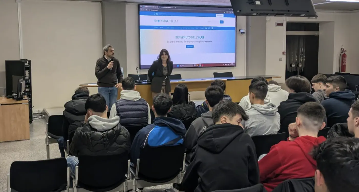 Intelligenza Artificiale e programmazione: un dialogo creativo per gli studenti a Sassari