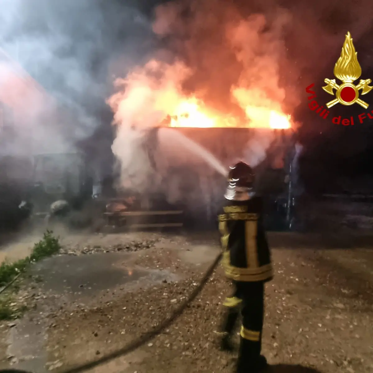 Incendio a Tertenia, camion dei rifiuti in fiamme: non si esclude l’origine dolosa
