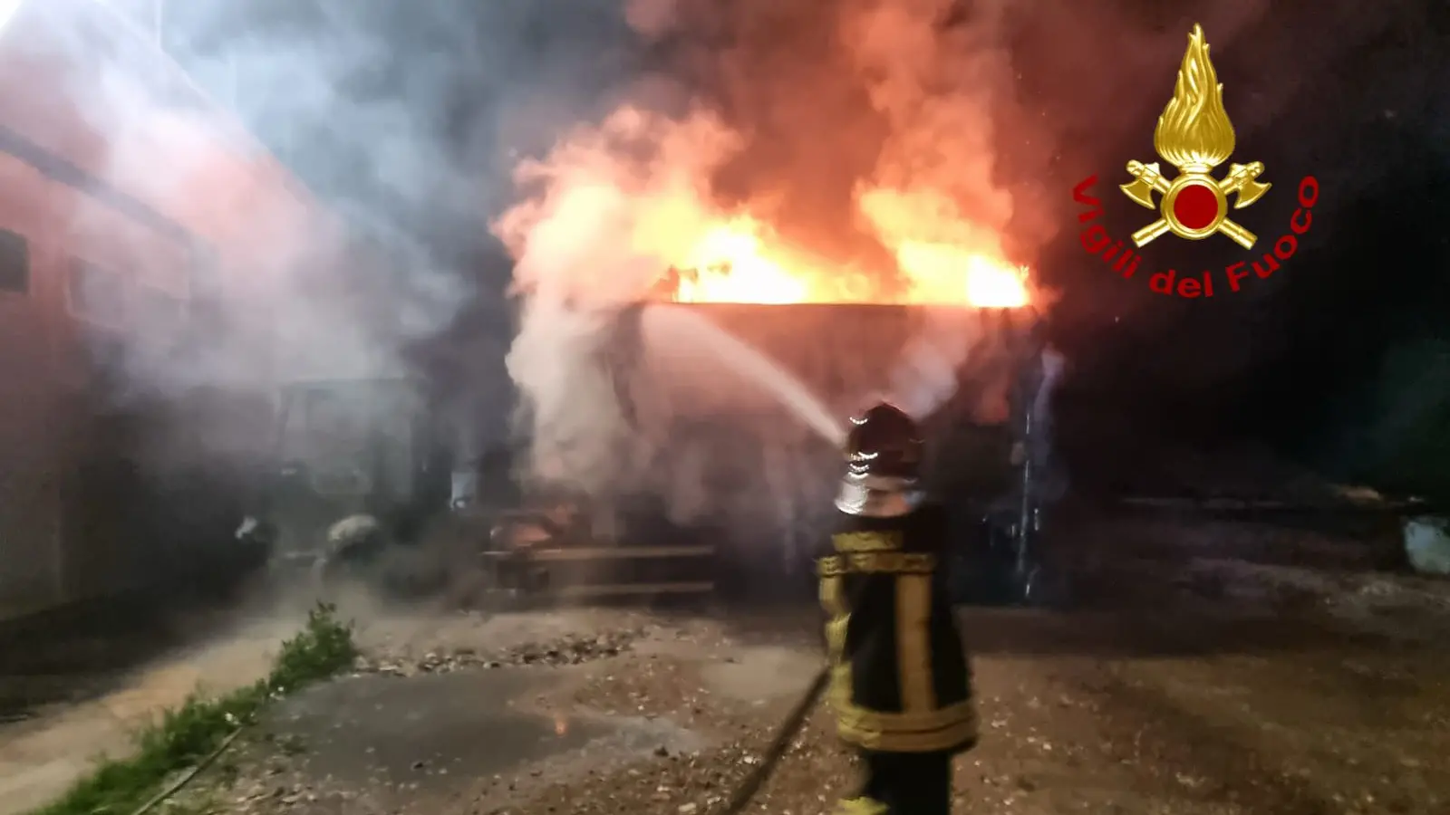 Incendio a Tertenia, camion dei rifiuti in fiamme: non si esclude l’origine dolosa