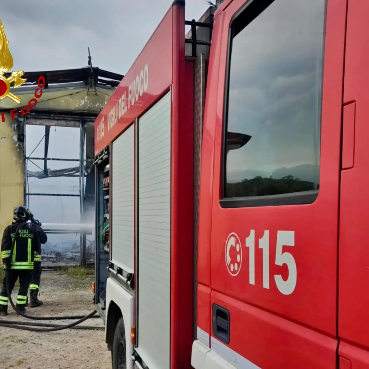 Capannone in fiamme a Barrali: incendio spento dopo 4 ore