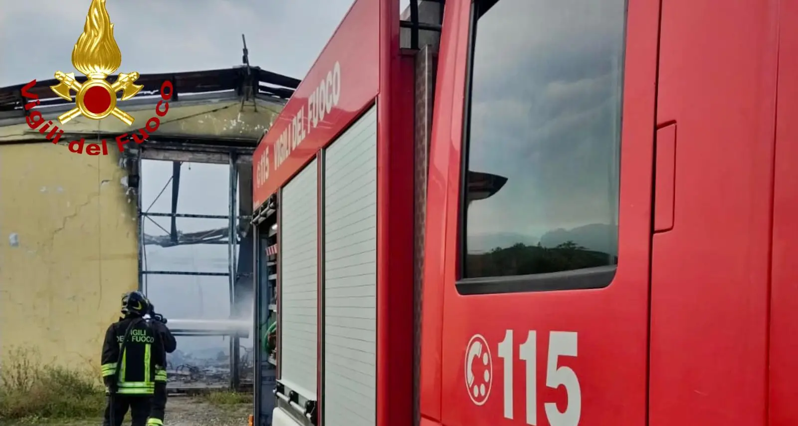 Capannone in fiamme a Barrali: incendio spento dopo 4 ore