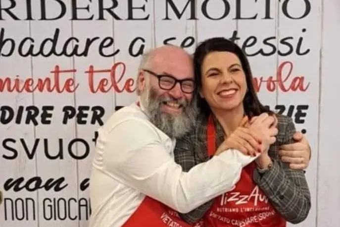 <p>Geppi Cucciari e Nino Acampora, fondatoe di PizzAut. Foto Facebook</p>\\n