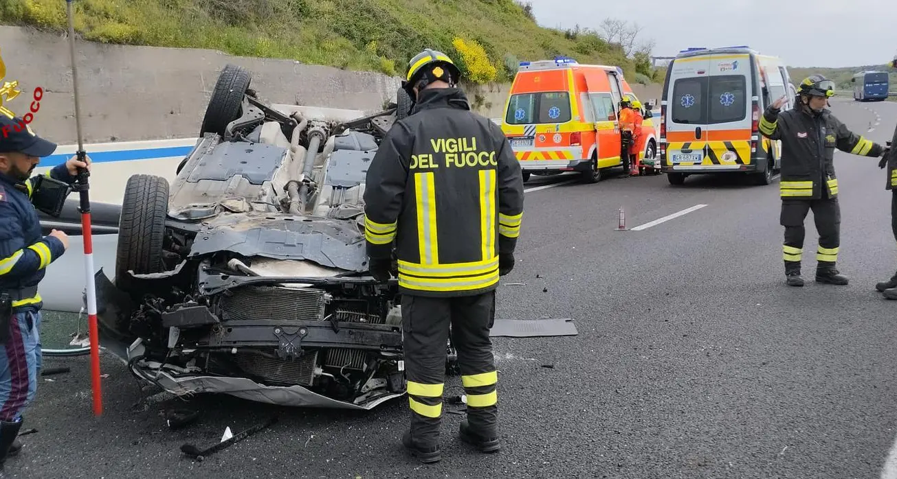 Terribile scontro auto-pullman a Bonorva: due persone estratte dalle lamiere