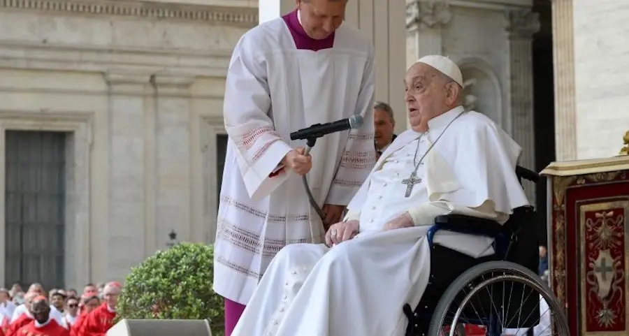Il Papa a sorpresa in Piazza San Pietro: “Buona Domenica e buona Settimana Santa”