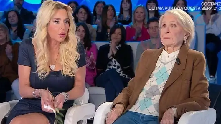 Gelo tra Valeria Marini e la mamma a Domenica In. “Mi sblocchi sul telefono?”