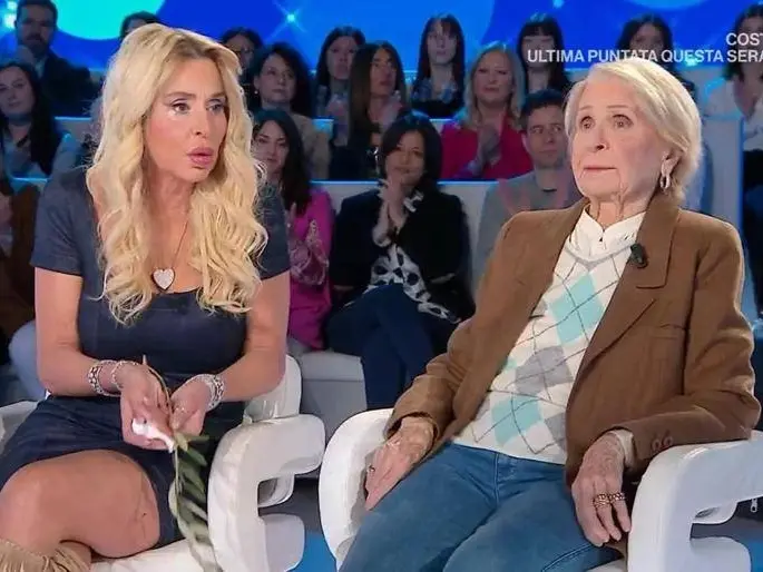 Gelo tra Valeria Marini e la mamma a Domenica In. “Mi sblocchi sul telefono?”