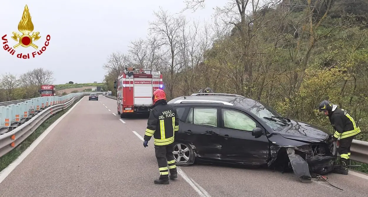 Auto si schianta contro il guardrail sulla 131, uomo portato in ospedale