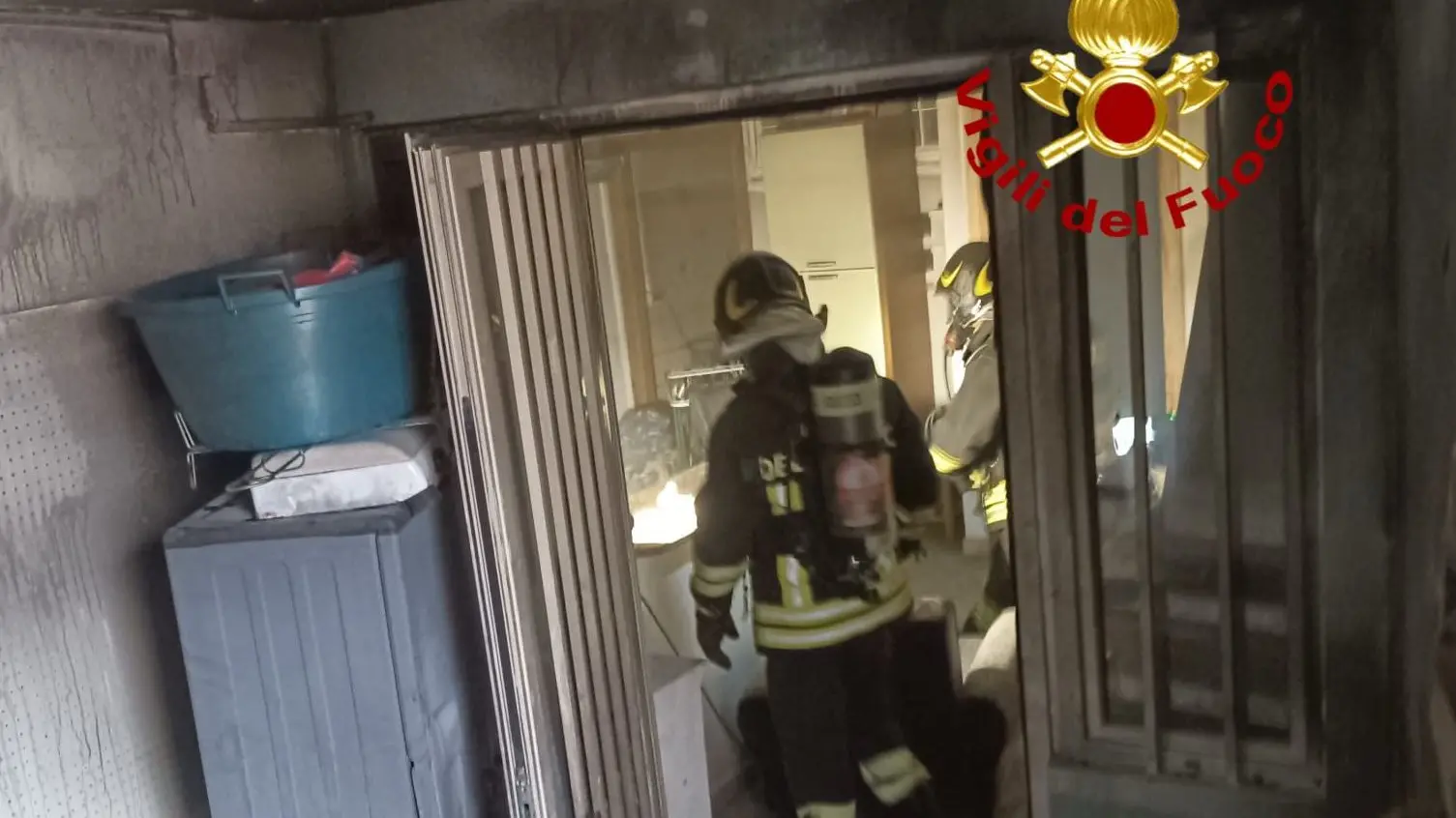 Incendio in un seminterrato a Tortolì, uomo resta intossicato