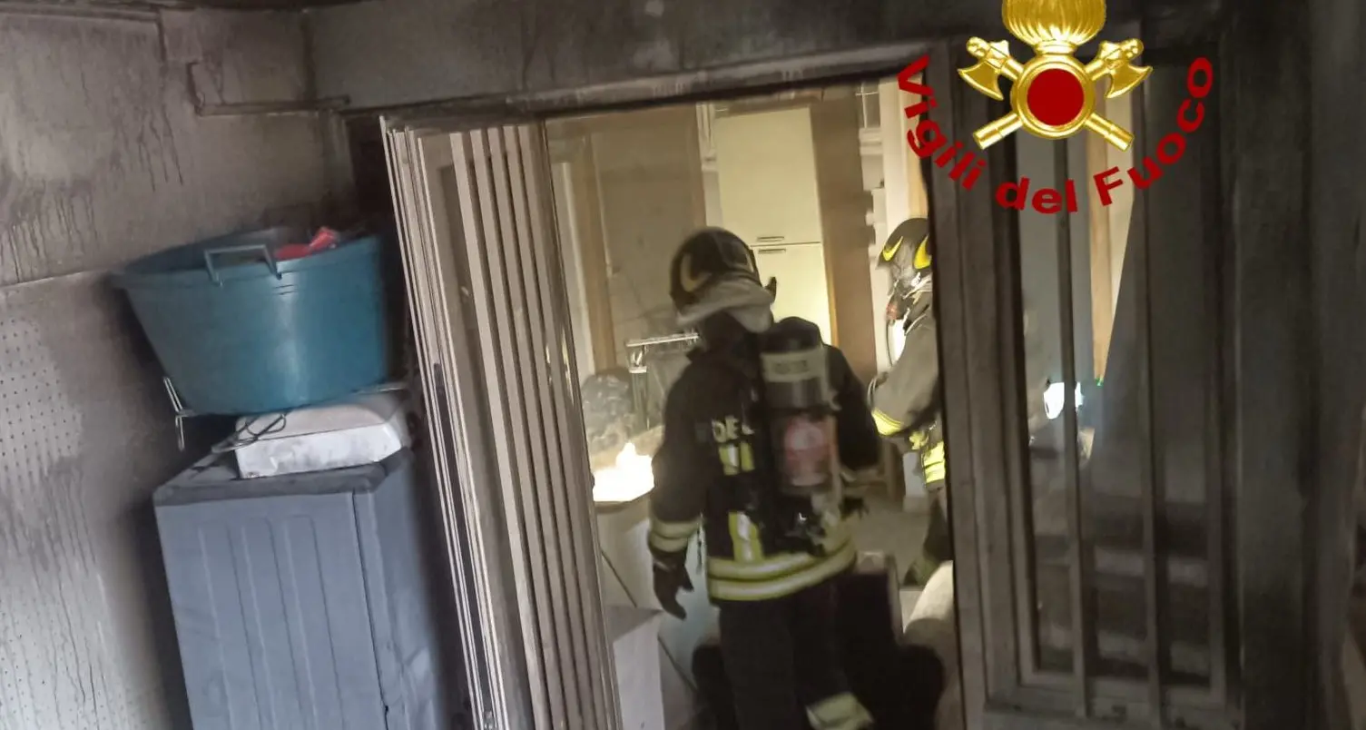 Incendio in un seminterrato a Tortolì, uomo resta intossicato