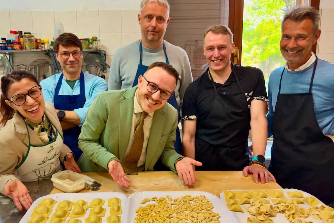 <p>Laboratorio di pasta fresca presso l\\'agriturismo Il Paradiso</p>\\n