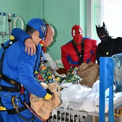 Vigili del fuoco \"supereroi\" a Sassari: donano uova di Pasqua ai bimbi ricoverati