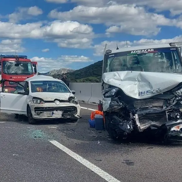 Violento scontro tra un’auto e un autocarro sulla Provinciale 729, due feriti