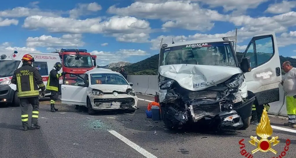 Violento scontro tra un’auto e un autocarro sulla Provinciale 729, due feriti