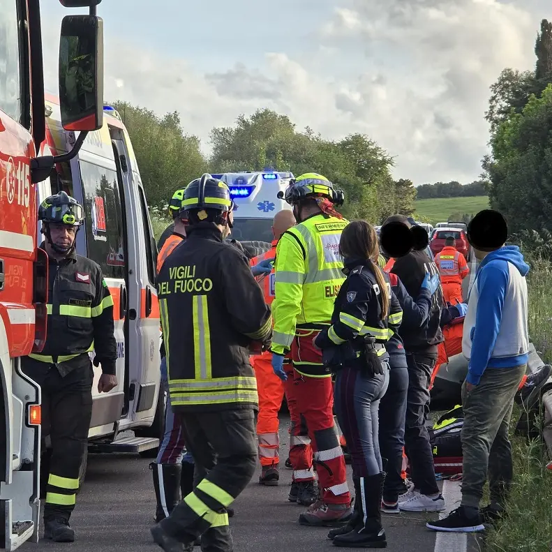 Auto si ribalta sulla 127 bis al bivio per Uri: paura sulla strada per Alghero