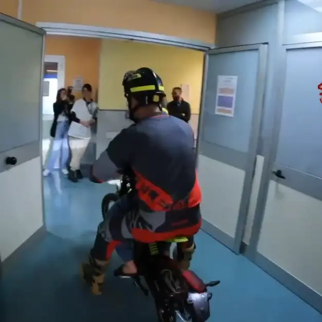 Supereroi in ospedale: i Vigili del fuoco portano la magia ai piccoli pazienti di Sassari