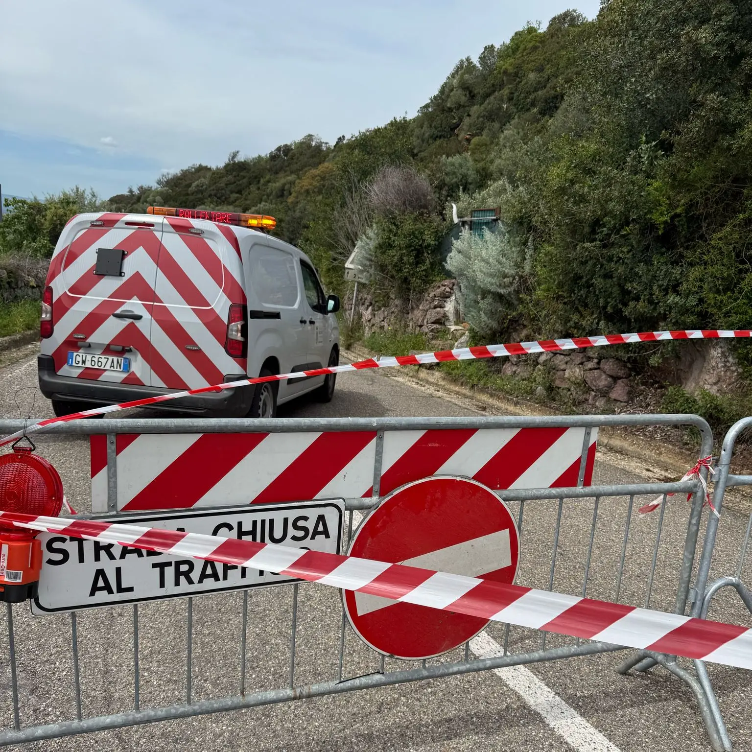 Cade un masso sulla provinciale 11: strada chiusa tra Busachi e Ula Tirso