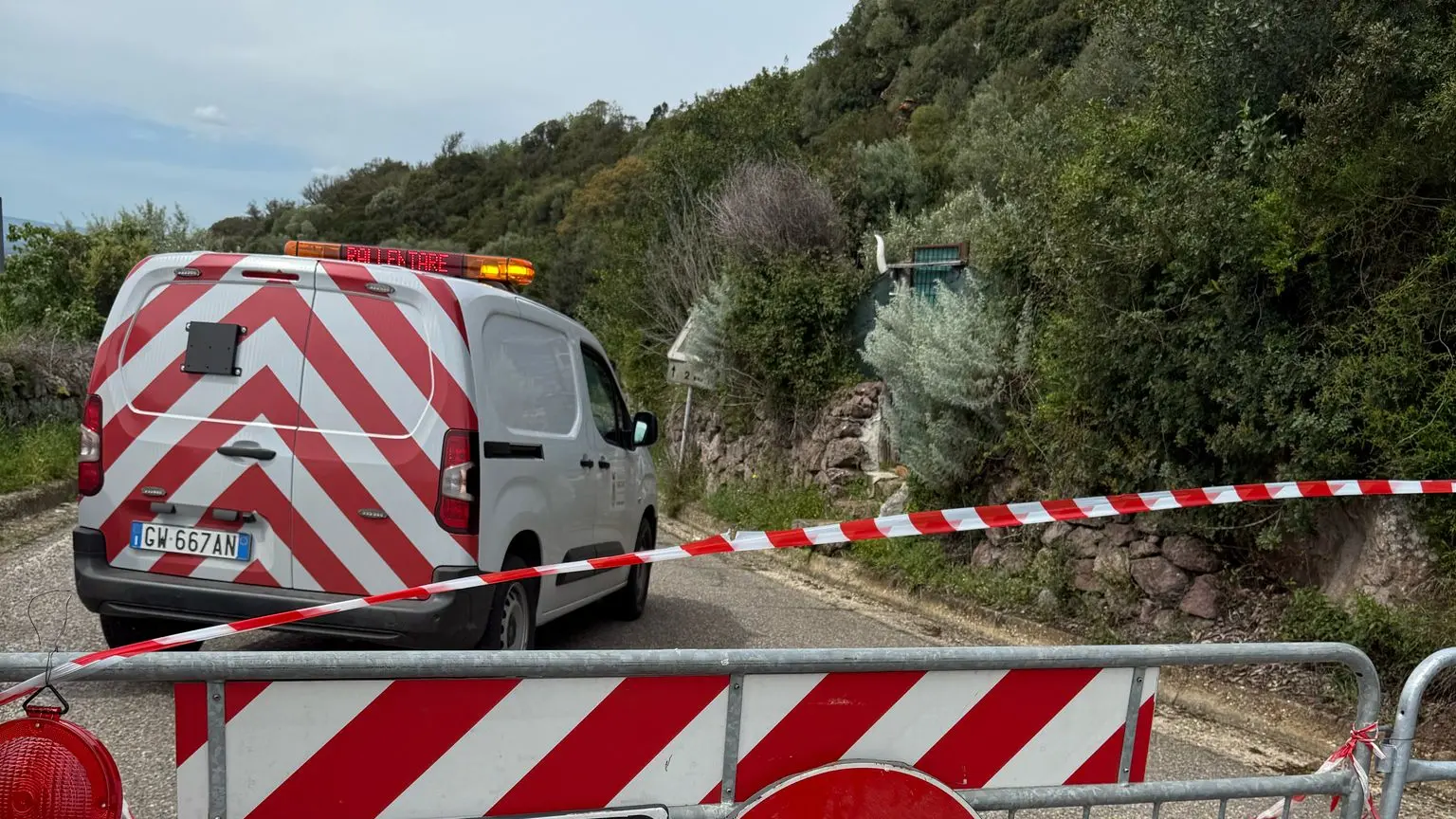 Cade un masso sulla provinciale 11: strada chiusa tra Busachi e Ula Tirso