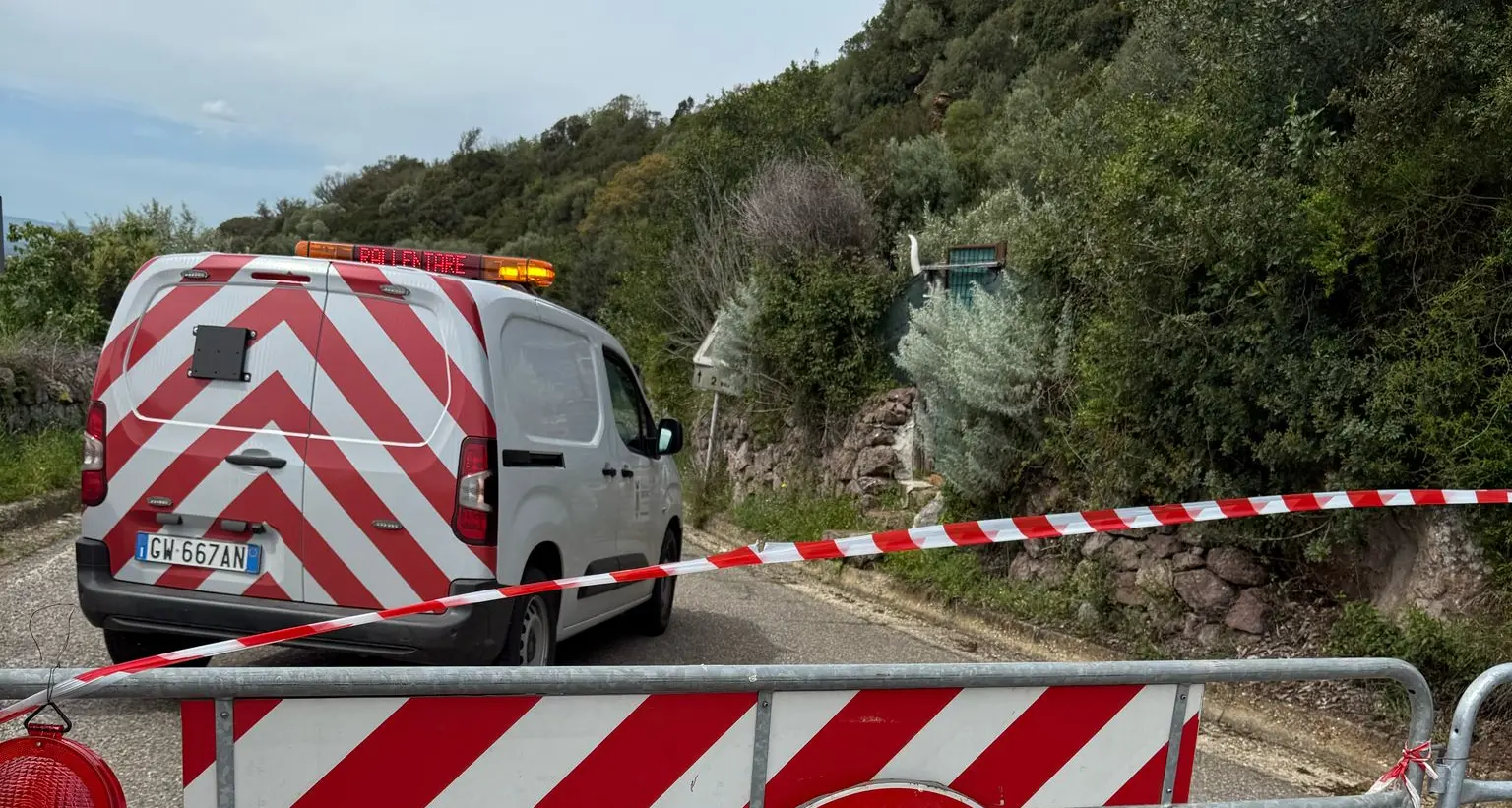 Cade un masso sulla provinciale 11: strada chiusa tra Busachi e Ula Tirso