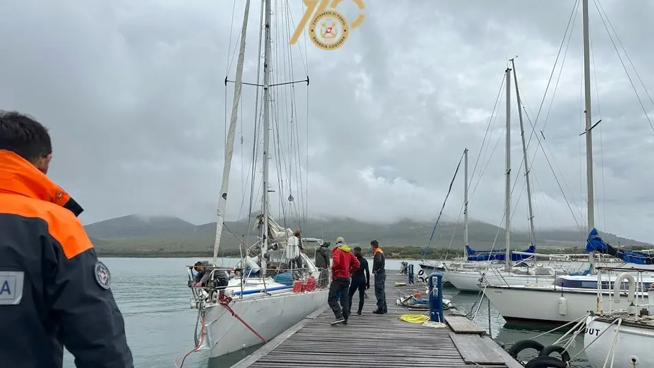 Alghero. Barca a vela incagliata nella Baia di Porto Conte: salvi due turisti