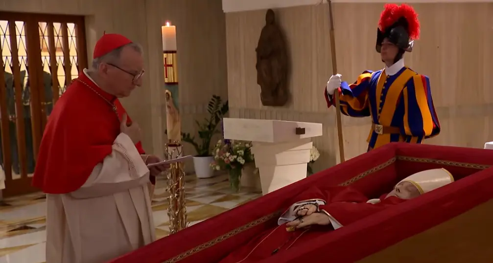 Papa Francesco: le prime immagini della salma di Bergoglio