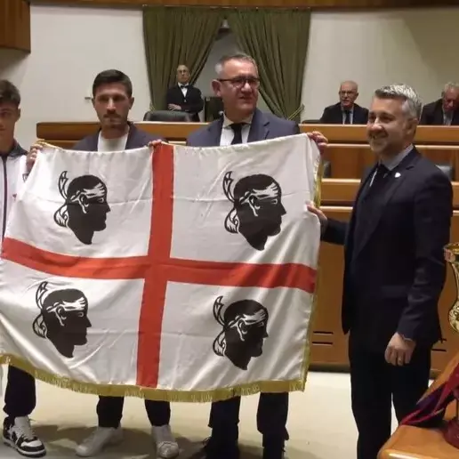 Il Cagliari Primavera accolto in Consiglio regionale. Comandini: \"Orgogliosi di voi\"