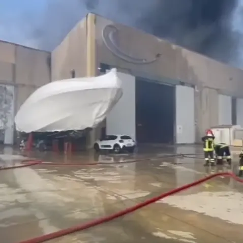 Spento dopo 17 ore il devastante incendio al cantiere nautico di Olbia: 40 yacht in fumo
