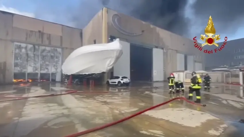 Spento dopo 17 ore il devastante incendio al cantiere nautico di Olbia: 40 yacht in fumo