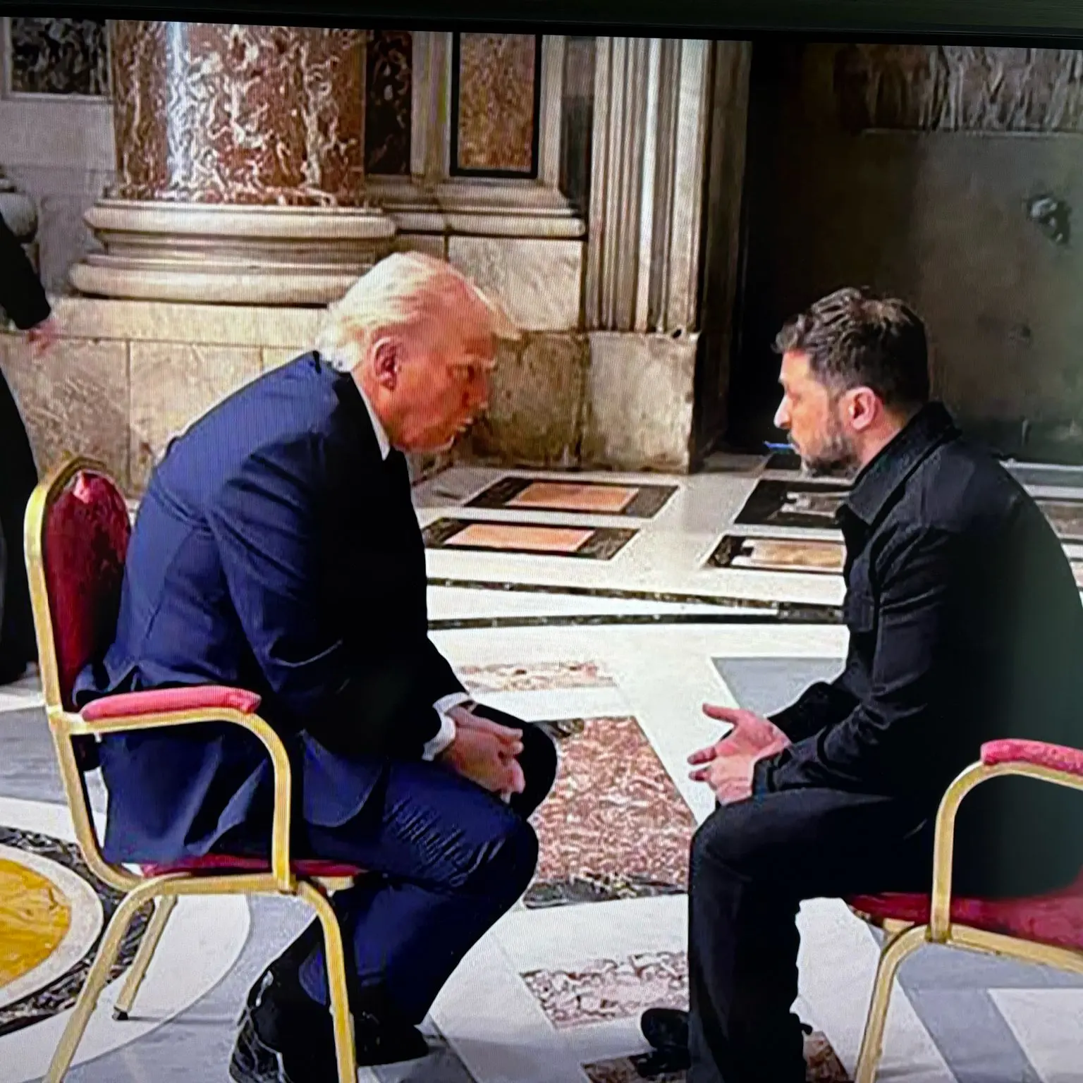 Trump e Zelensky: breve faccia a faccia in San Pietro per i funerali del Papa