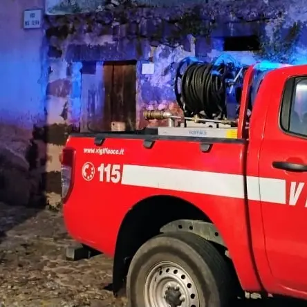 Incendio in casa a Paulilatino: anziano salvato da un vicino
