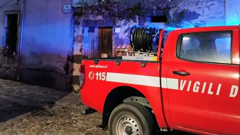 Incendio in casa a Paulilatino: anziano salvato da un vicino