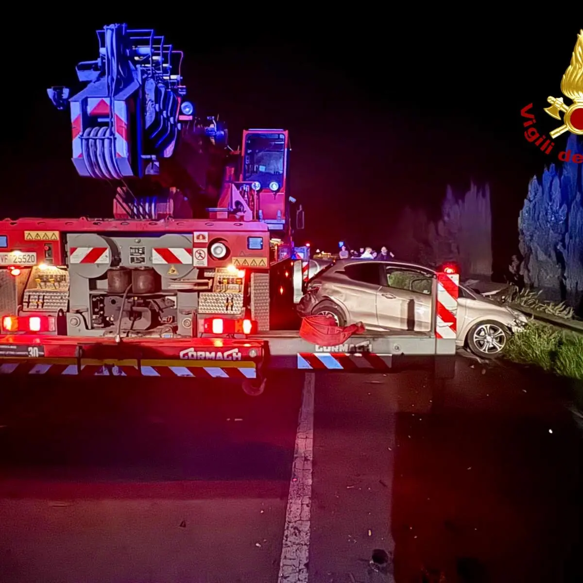 Scontro tra auto e camion a Sestu: camion ribaltato e un ferito estratto dalle lamiere