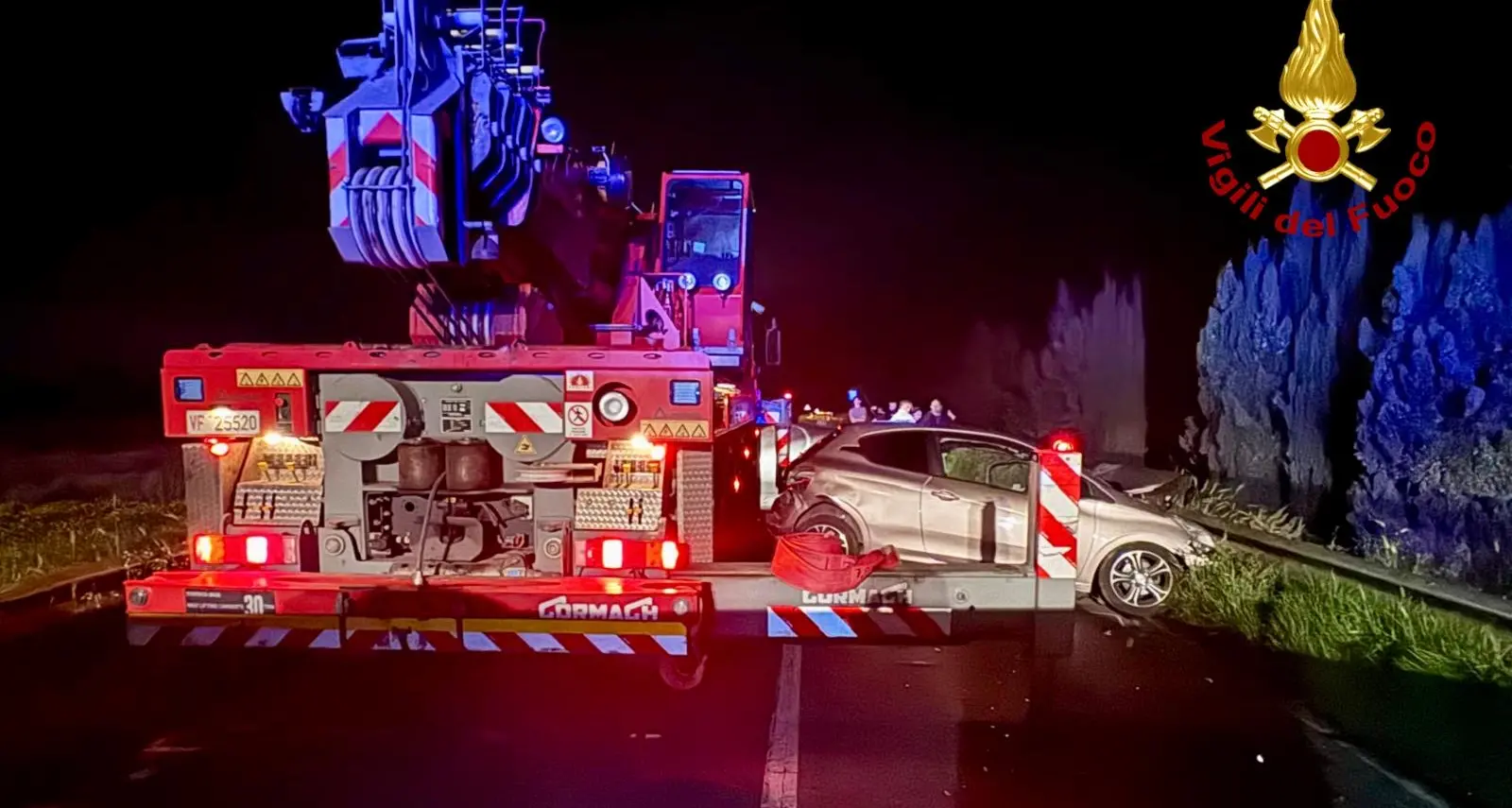 Scontro tra auto e camion a Sestu: camion ribaltato e un ferito estratto dalle lamiere