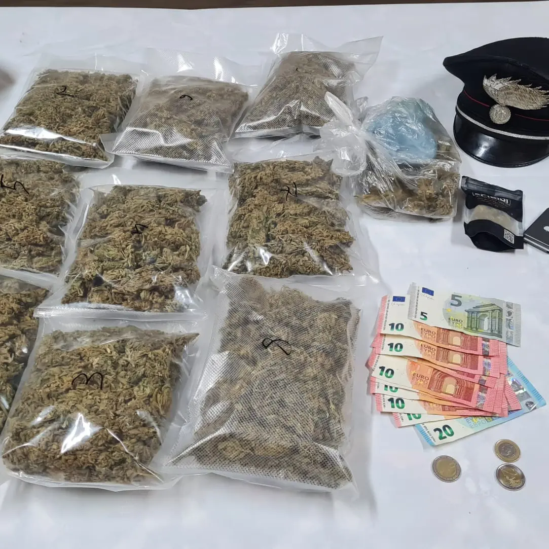 Scooter con targa falsa, senza patente e in possesso di droga: arrestato a Villacidro