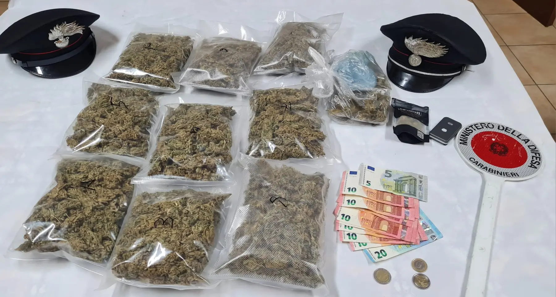 Scooter con targa falsa, senza patente e in possesso di droga: arrestato a Villacidro