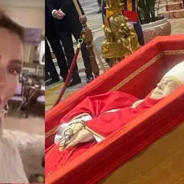 Foto al feretro del papa. Nathalie Caldonazzo: \"Caduta di stile, chiedo scusa\"