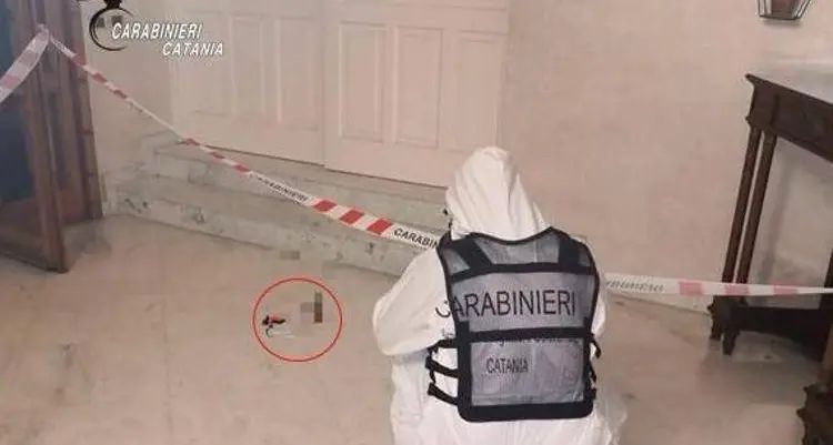 Irrompe a una festa con la pistola e uccide il figlio che cercava di fermarlo: dramma a Catania